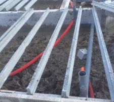élévation des murs de soubassement. 4 rangs au lieu des 5 prévus dans le contrat.
Les planelles sont posées sans arase étanche de rupture de capillarité.