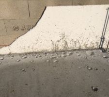 Impact des morceaux de ciment de la maison voisine lorsque la dalle n'était pas sèche