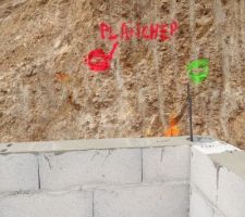 Entouré en vert, hauteur futur sol, en rouge hauteur plancher... Il manque 50 cm (mesuré avec le niveau laser)... 9a fait un gros plancher.