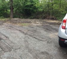 Terrain futur parking devant la Maison