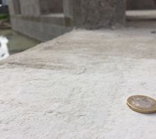 Photo du NOVITHOR (produit anti termite et accessoirement rupture de capillarité selon Maisons pascal Porteres...), le fabricant ENSYSTEX préconise 4mm d'épaisseur minimum en 2 couches. Pour info une pièce de 1? fait 2,33mm d'épaisseur...