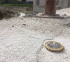 Photo du NOVITHOR (produit anti termite et accessoirement rupture de capillarité selon Maisons pascal Porteres...), le fabricant ENSYSTEX préconise 4mm d'épaisseur minimum en 2 couches. Pour info une pièce de 1? fait 2,33mm d'épaisseur...