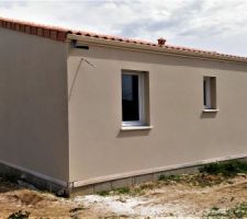 Début des travaux de finitions extérieures. Pose de l'enduit blanc ton pierre.