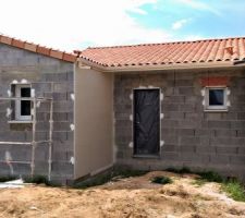 Début des travaux de finitions extérieures. Pose de l'enduit blanc ton pierre.