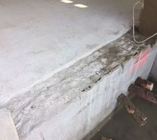 Scalp de la dalle au niveau du seuil du garage. Du coup le NOVITHOR il est où ?! Ca fait une rupture de la barrière anti termites non ?!