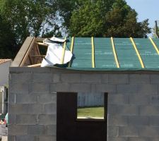 Arases réalisées après que l'on m'ait demandé de poser l'écran de sous toiture. Du coup les maçons ont arraché les liteaux et abimés le film... Ca valait bien la peine de me prévenir le Vendredi pour que je pose le week end et que les maçons passent après pour tout saccager !