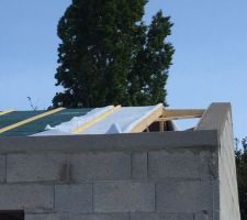 Arases réalisées après que l'on m'ait demandé de poser l'écran de sous toiture. Du coup les maçons ont arraché les liteaux et abimés le film... Ca valait bien la peine de me prévenir le Vendredi pour que je pose le week end et que les maçons passent après pour tout saccager !