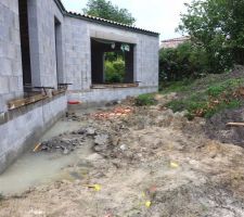 Largeur "cons&eacute;quente" des fouilles apr&egrave;s l'erreur d'implantation du ma&ccedil;on.