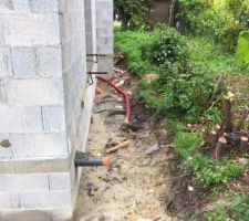 Largeur "cons&eacute;quente" des fouilles apr&egrave;s l'erreur d'implantation du ma&ccedil;on.