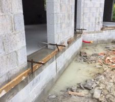 Largeur "cons&eacute;quente" des fouilles apr&egrave;s l'erreur d'implantation du ma&ccedil;on.