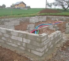 Elevation du vide sanitaire sous la pluie, les maçons ont bien du courage!