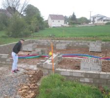 Elevation du vide sanitaire sous la pluie, les maçons ont bien du courage!