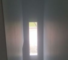 Cage d'escalier enfin peinte, non sans mal