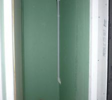 Les wc avec le tuyeau de l'aspiration centralisé ( sera caché ensuite par la cloison des wc suspendus )