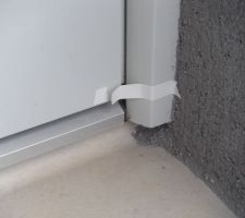 Encadrement de porte d'entrée libre à la circulation d'air froid