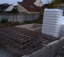 Vide sanitaire termin&eacute;. Livraison des poutrelles, hourdis et ferailles