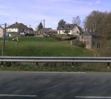 Terrain avec piquets pour l'implantation de la maison