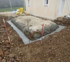 Fondations coulées un sacré boulot à 2, la première bétonnière est tomée en panne, on a presque fini au projo...