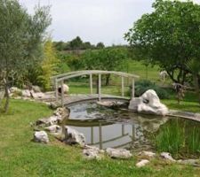 En bout de terrain, bassin aliment&eacute; par forage