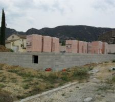 Vide-sanitaire terminé, c'est grand, là-dessous...
( Et frais pour le vin ! )
On peut y déposer une citerne souple pour récupérer l'eau de pluie en branchant les gouttières dessus. Nous allons le faire.