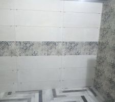 Carrelage choisi pour les murs de la salle de bain du bas