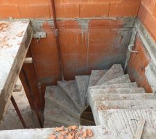 Escalier vu d en haut décalé du mur pour éviter les ponts thermiques