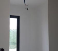 Plafond fini et 1ère couche sur les murs (dressing)