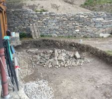 J7 terrassement quasiment terminé, drain le long de la maison remis en place proprement et terre replacée dans le talus au dessus du mur, ceci permettant d'y aménager des cheminements.... Le travail le plus dur est fait....