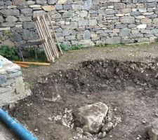 J7 terrassement quasiment terminé, drain le long de la maison remis en place proprement et terre replacée dans le talus au dessus du mur, ceci permettant d'y aménager des cheminements.... Le travail le plus dur est fait....