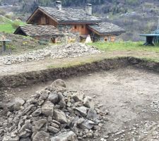 J7 terrassement quasiment terminé, drain le long de la maison remis en place proprement et terre replacée dans le talus au dessus du mur, ceci permettant d'y aménager des cheminements.... Le travail le plus dur est fait....