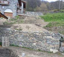 J7 terrassement quasiment terminé, drain le long de la maison remis en place proprement et terre replacée dans le talus au dessus du mur, ceci permettant d'y aménager des cheminements.... Le travail le plus dur est fait....