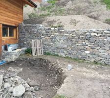 J7 terrassement quasiment terminé, drain le long de la maison remis en place proprement et terre replacée dans le talus au dessus du mur, ceci permettant d'y aménager des cheminements.... Le travail le plus dur est fait....