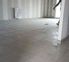 Réalisation des joints de carrelage au RDC