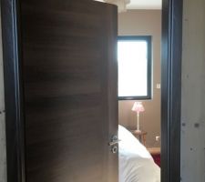 Porte fin de chantier noyer