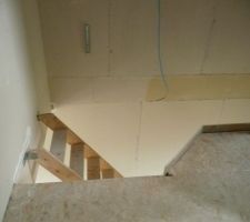 Plancher coupé pour permettre le passage de l'escalier à limon débillardé