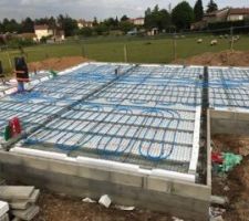 Voici le ferraillage de la maison avec les tuyaux pour le chauffage.