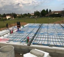 Voici le ferraillage de la maison avec les tuyaux pour le chauffage.