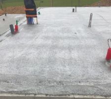 Et la dalle est enfin coulée. Maintenant séchage..