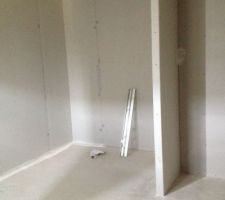 Vue sur le futur dressing de la chambre parentale ( mur rallongé à notre demande)