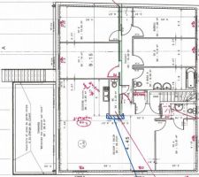 Quelques modifications apportées au plan de la maion à cause du mur porteur...
l'escalier se positionnera bien au dessus des WC et du coup la cuisine retrouve sa taille initiale