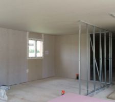 Après 3 mois d'arrêt, les travaux ont enfin repris !!! 
Côté intérieur les cloisons sont entrain d'être montées !!! On se rend mieux compte des pièces. Néanmoins j'ai l'impression que tout est petit.... J'espère que c'est qu'une impression...