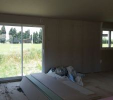Après 3 mois d'arrêt, les travaux ont enfin repris !!! 
Côté intérieur les cloisons sont entrain d'être montées !!! On se rend mieux compte des pièces. Néanmoins j'ai l'impression que tout est petit.... J'espère que c'est qu'une impression...