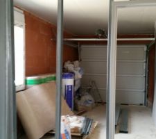 Après 3 mois d'arrêt, les travaux ont enfin repris !!! 
Côté intérieur les cloisons sont entrain d'être montées !!! On se rend mieux compte des pièces. Néanmoins j'ai l'impression que tout est petit.... J'espère que c'est qu'une impression...