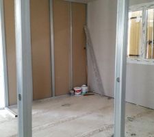 Après 3 mois d'arrêt, les travaux ont enfin repris !!! 
Côté intérieur les cloisons sont entrain d'être montées !!! On se rend mieux compte des pièces. Néanmoins j'ai l'impression que tout est petit.... J'espère que c'est qu'une impression...
