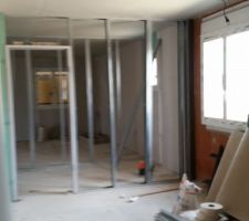 Après 3 mois d'arrêt, les travaux ont enfin repris !!! 
Côté intérieur les cloisons sont entrain d'être montées !!! On se rend mieux compte des pièces. Néanmoins j'ai l'impression que tout est petit.... J'espère que c'est qu'une impression...