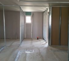 Après 3 mois d'arrêt, les travaux ont enfin repris !!! 
Côté intérieur les cloisons sont entrain d'être montées !!! On se rend mieux compte des pièces. Néanmoins j'ai l'impression que tout est petit.... J'espère que c'est qu'une impression...