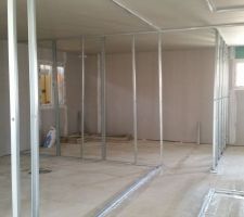 Après 3 mois d'arrêt, les travaux ont enfin repris !!! 
Côté intérieur les cloisons sont entrain d'être montées !!! On se rend mieux compte des pièces. Néanmoins j'ai l'impression que tout est petit.... J'espère que c'est qu'une impression...