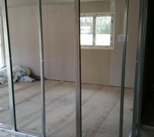 Après 3 mois d'arrêt, les travaux ont enfin repris !!! 
Côté intérieur les cloisons sont entrain d'être montées !!! On se rend mieux compte des pièces. Néanmoins j'ai l'impression que tout est petit.... J'espère que c'est qu'une impression...