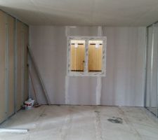 Après 3 mois d'arrêt, les travaux ont enfin repris !!! 
Côté intérieur les cloisons sont entrain d'être montées !!! On se rend mieux compte des pièces. Néanmoins j'ai l'impression que tout est petit.... J'espère que c'est qu'une impression...