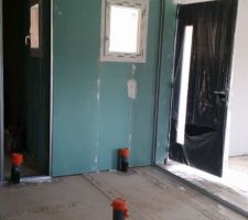 Après 3 mois d'arrêt, les travaux ont enfin repris !!! 
Côté intérieur les cloisons sont entrain d'être montées !!! On se rend mieux compte des pièces. Néanmoins j'ai l'impression que tout est petit.... J'espère que c'est qu'une impression...
